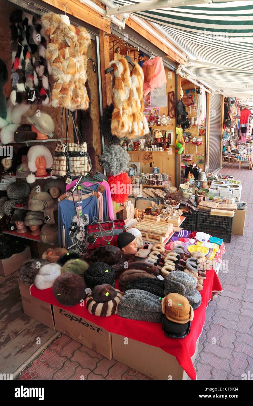 Colorati souvenir e regali sui mercati in Bran, Romania Foto Stock
