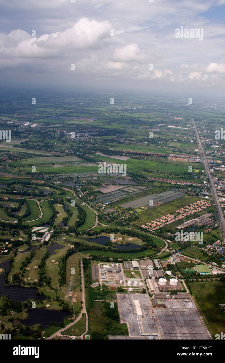 Campagna locale e i quartieri vicino all'Aeroporto Internazionale di Suvarnabhumi a Bangkok, in Thailandia Foto Stock