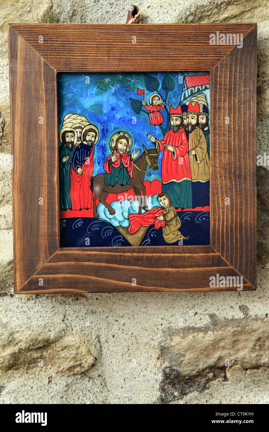 Invertire la pittura su vetro della scena biblica in una mano cornice intagliata in legno, visto in un negozio di Sighisoara, Romania Foto Stock