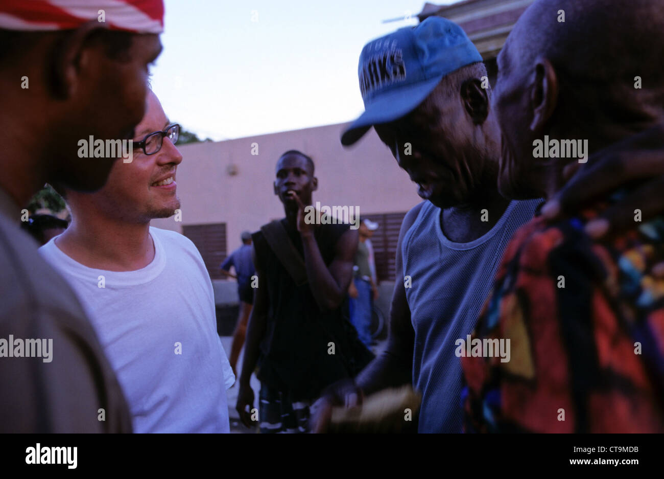 L'uomo bianco nel mezzo del cubano colorati Foto Stock
