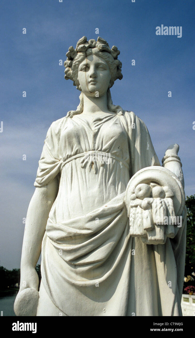 European art nouveau figura in Thai Palace Foto Stock