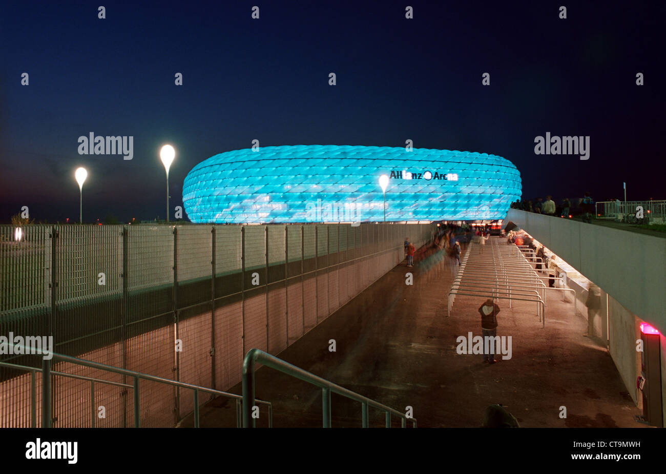 Illuminato blu Allianz Arena di notte Foto Stock