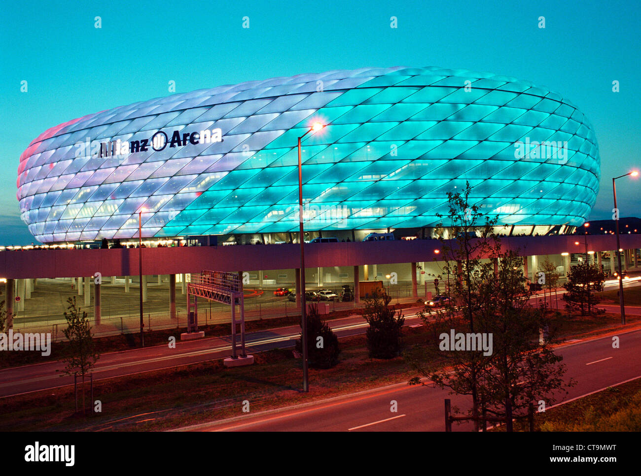 Illuminato multicolore Allianz Arena di notte Foto Stock