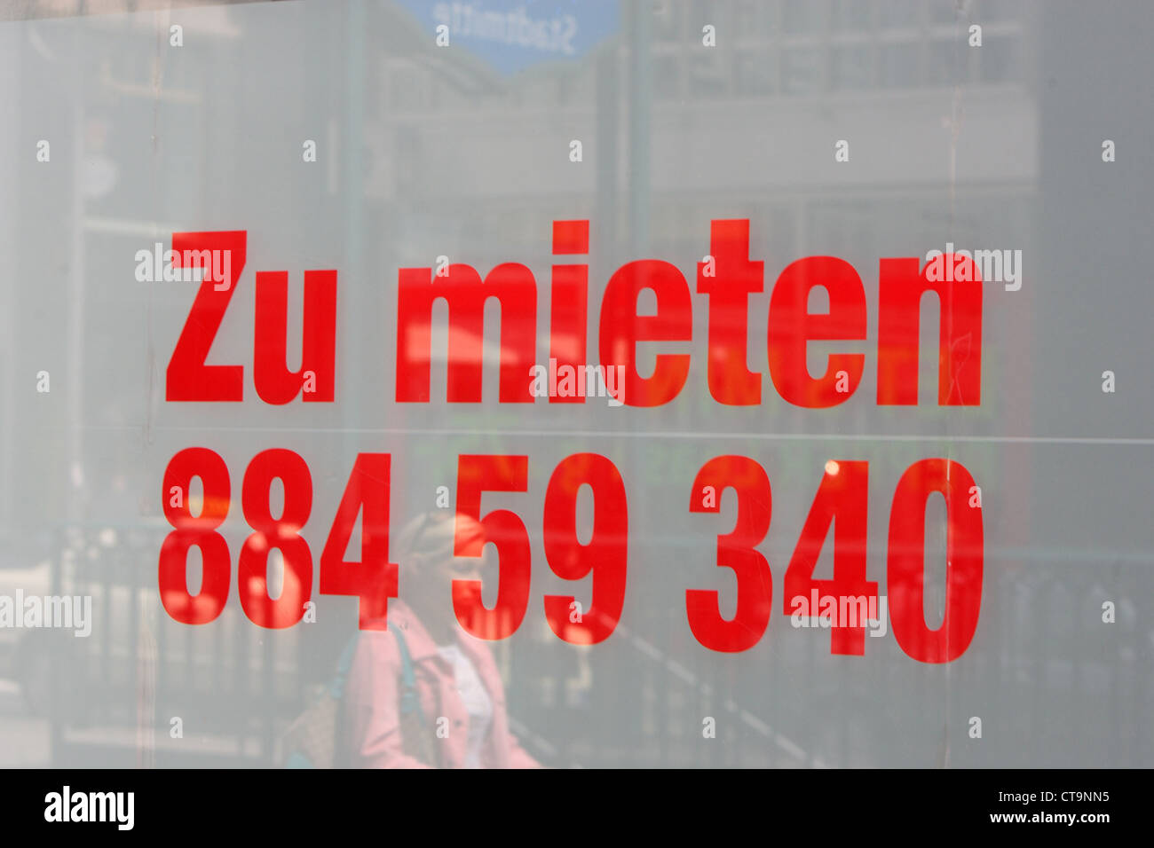 Nota-a-affitto in una vetrina di un negozio Foto Stock