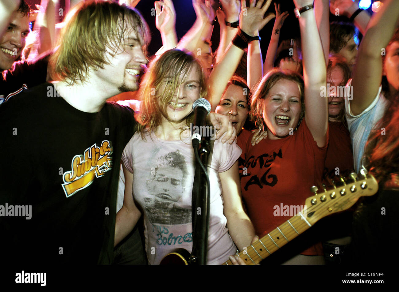 Judith Oloferne (centro) del pop-rock band Wir sind Helden Foto Stock