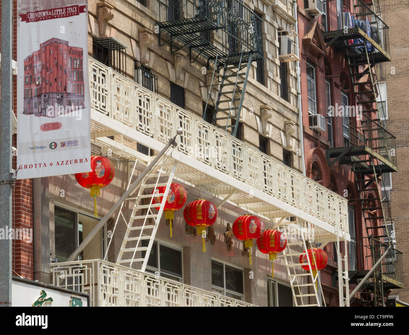 Lanterne e balconi su Bayard Street, Chinatown, NYC Foto Stock