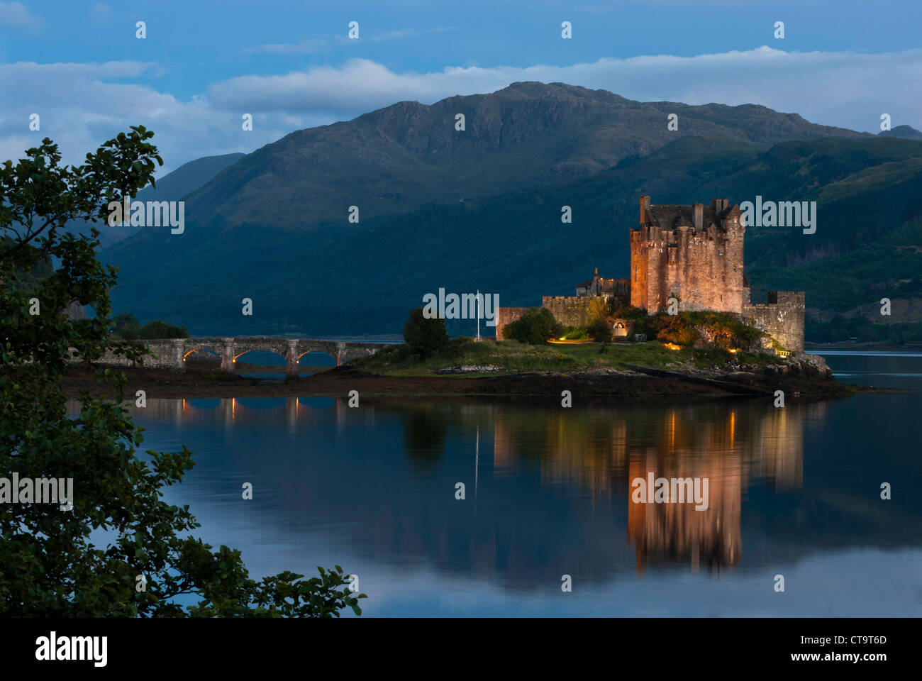 Eilean Donan Castle al tramonto Scozia UK. Foto Stock
