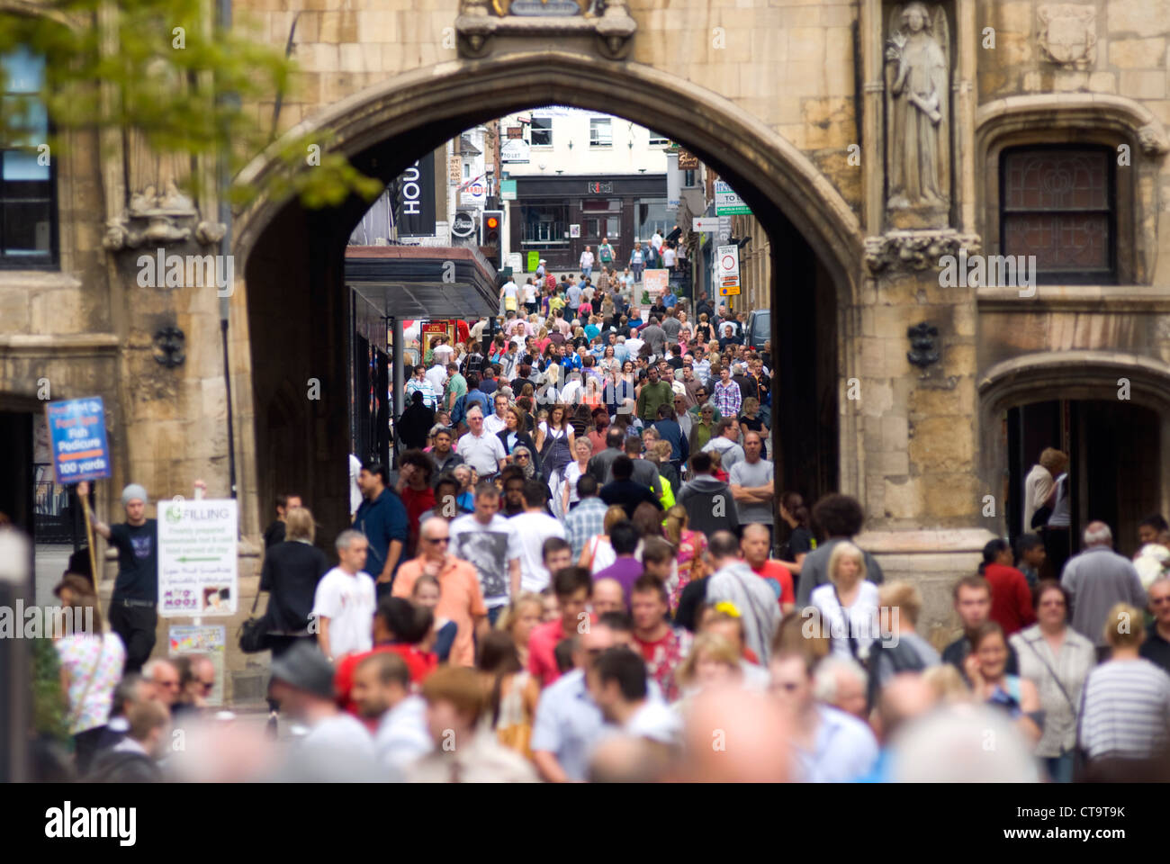 La folla sulla Strada Alta verso la pietra Bow Lincoln REGNO UNITO Foto Stock