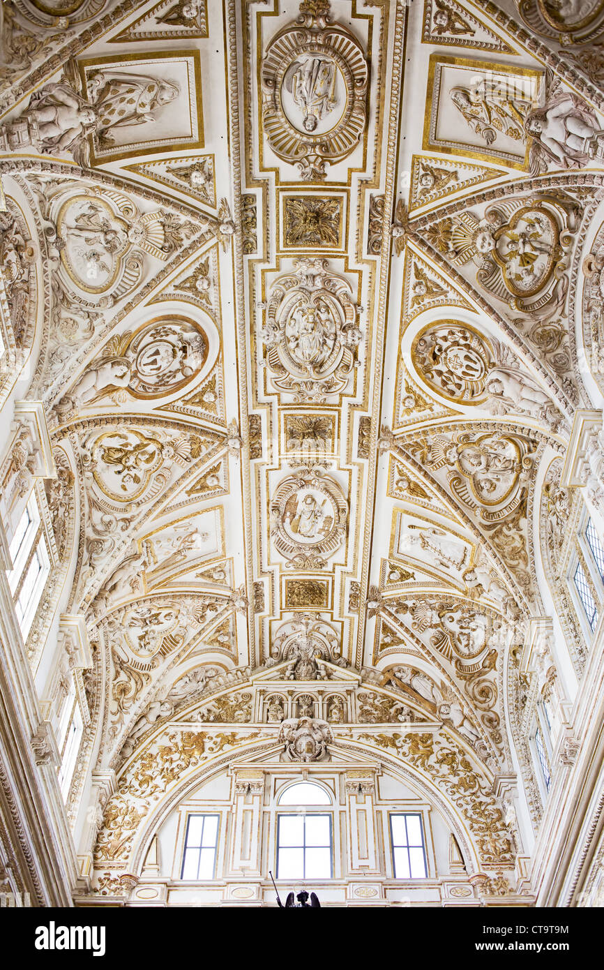 Ornati in stile rinascimentale italiano il soffitto della Cattedrale Mezquita interno a Cordoba, Spagna. Foto Stock
