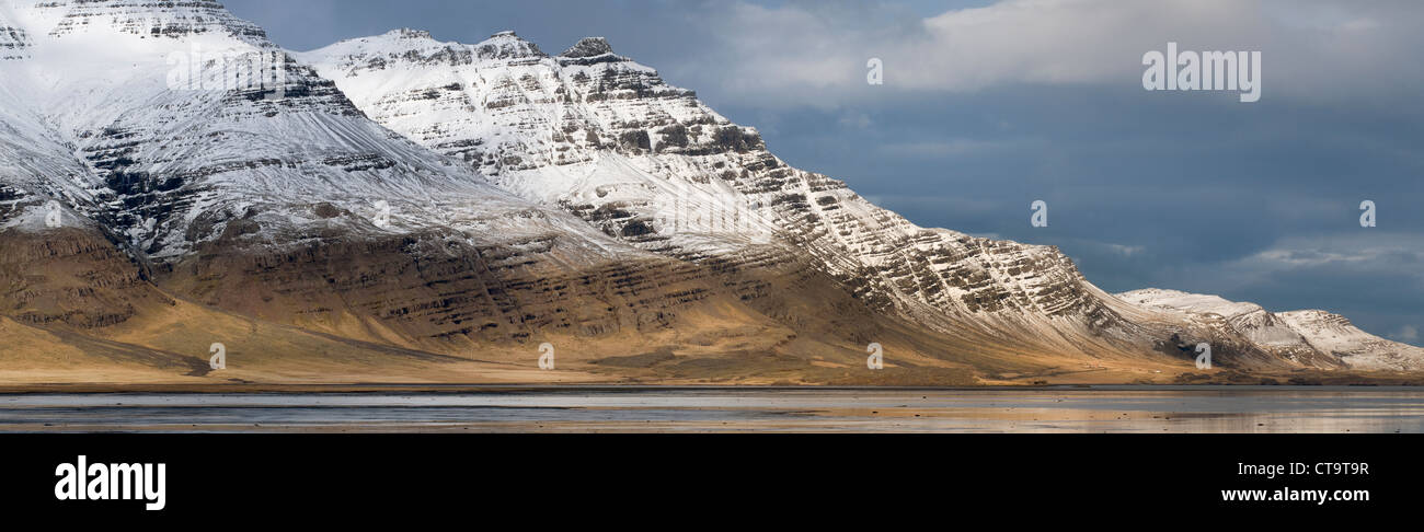 Le montagne ricoperte di neve dell'Oriente fiordi. L'Islanda. Foto Stock