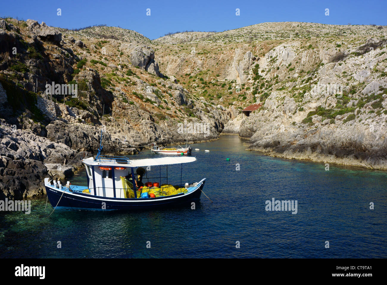 La pesca in barca nella baia di Vromi, Isola Zykanthos, Grecia Foto Stock