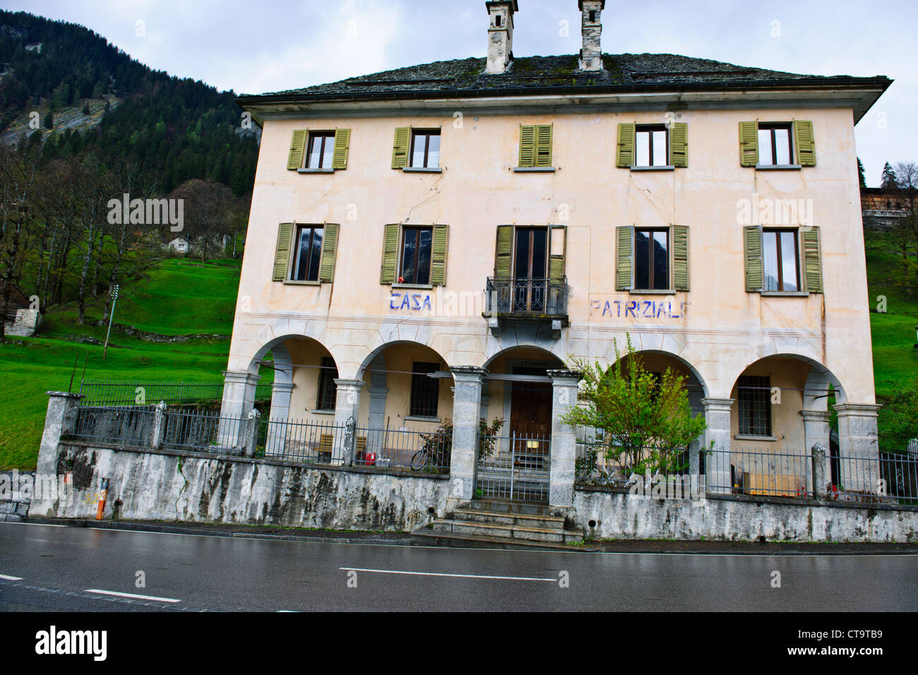 Le industrie più grande della valle dopo il turismo sono delle cave di pietra,Castra Cerentina,Valle di Campo,vicino a Locarno, Svizzera Foto Stock