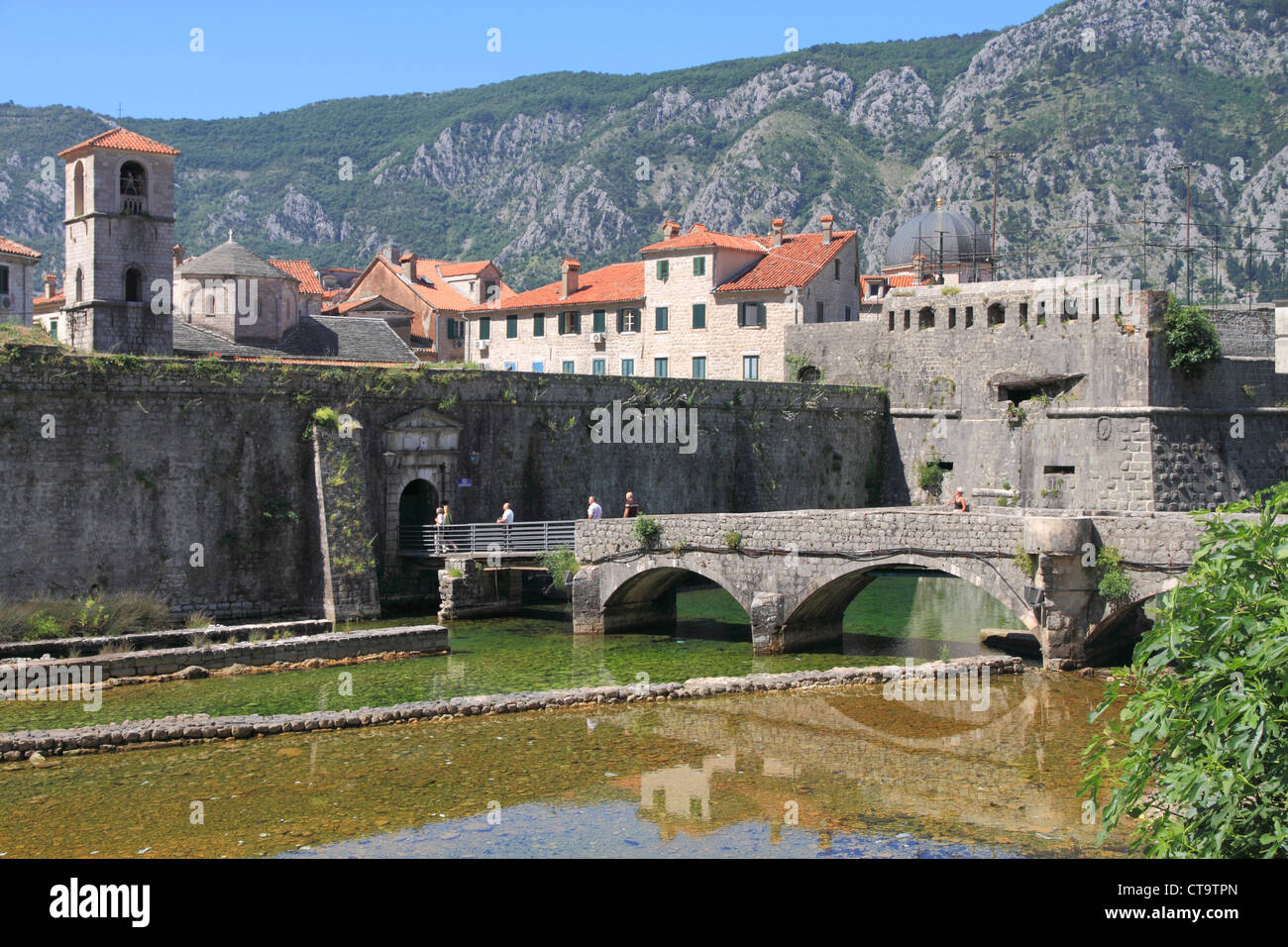 Montenegro Cattaro, alle mura della vecchia città & gate sul fiume Foto Stock