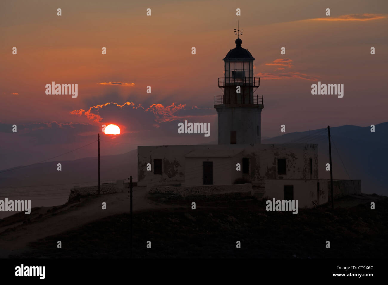 Faro di Mykonos, Cape Armenistis, Grecia al crepuscolo Foto Stock