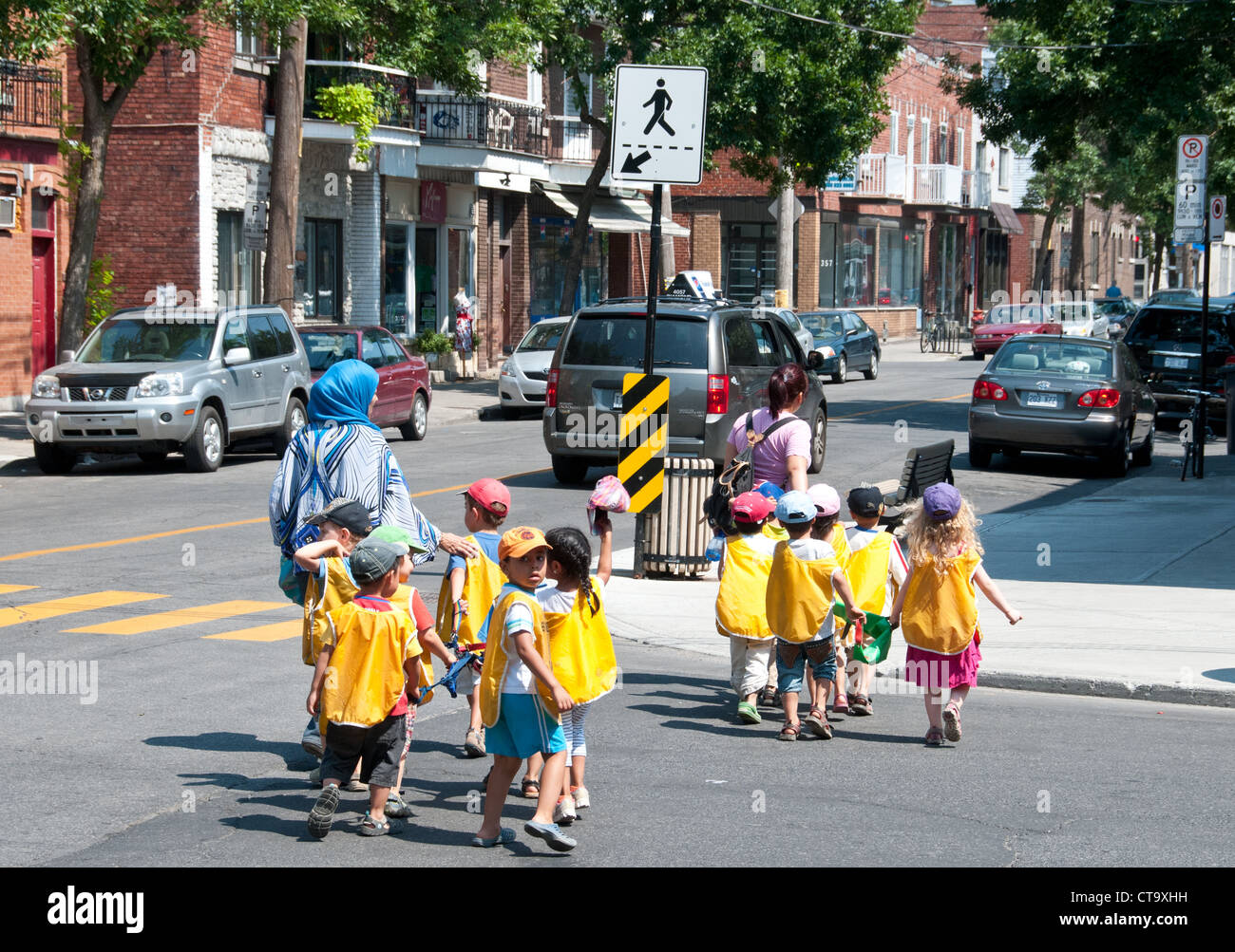 Bambini multiculturale nel settore Villeray Montreal-The città la popolazione di immigrati è di aumentare annualmente la creazione di diverse città Foto Stock