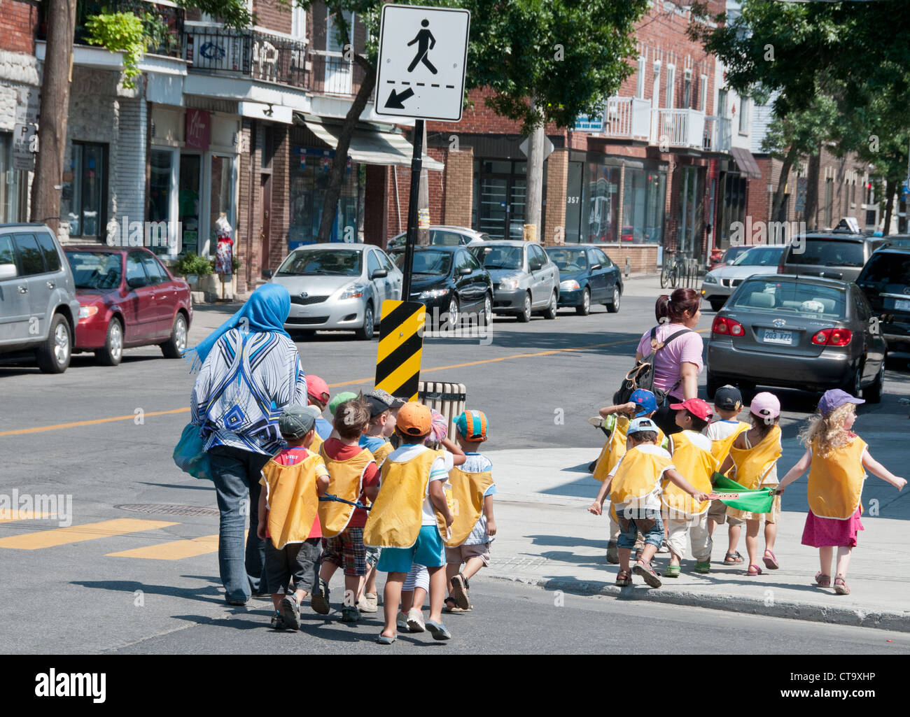 Bambini multiculturale nel settore Villeray Montreal-The città la popolazione di immigrati è di aumentare annualmente la creazione di diverse città Foto Stock