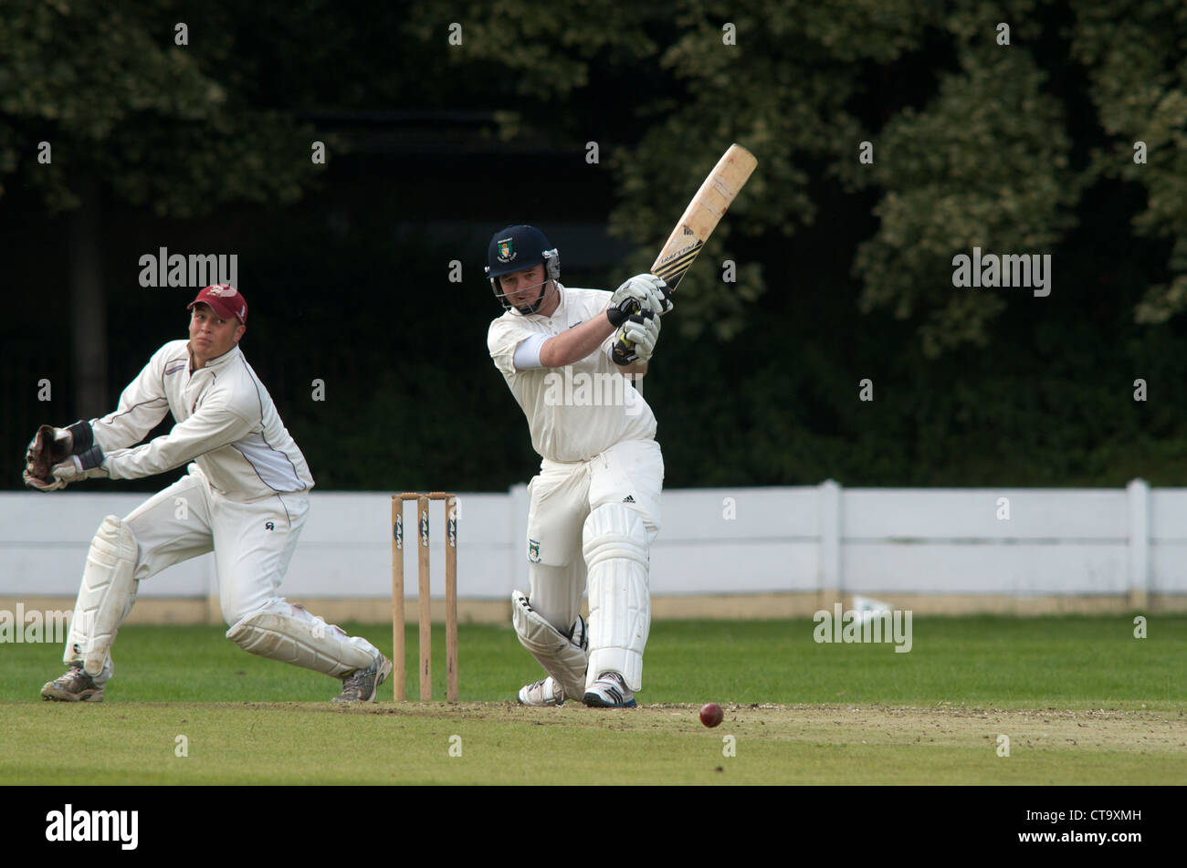 Battitore in azione durante un dilettante partita di cricket tra didsbury e oxton nella contea di Cheshire premier league Foto Stock