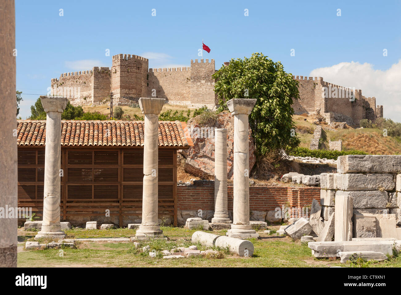 Castello Ayasuluk sulla collina di Ayasuluk dietro le rovine di San Giovanni la Basilica, Selcuk, vicino a Efeso in Turchia Foto Stock