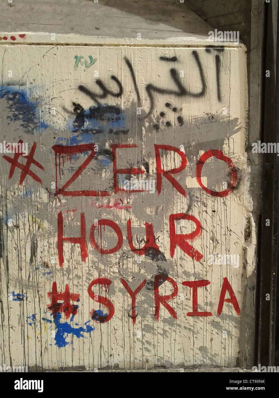 Un promemoria della rivoluzione siriana con un twitter hash tag su un muro il centro del Cairo, Egitto nel 2012 Foto Stock