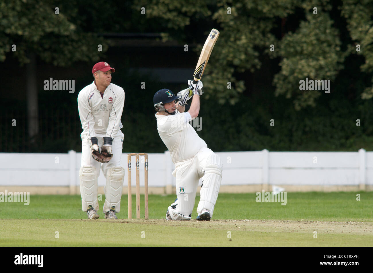 Battitore in azione durante un dilettante partita di cricket tra didsbury e oxton nella contea di Cheshire premier league Foto Stock