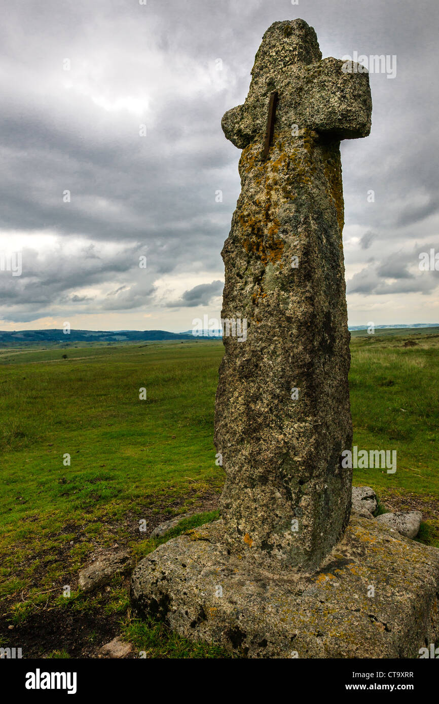 Avvisatore acustico's Cross è un restaurato antico croce di granito vicino Hexworthy in Dartmoor Devon Regno Unito Foto Stock