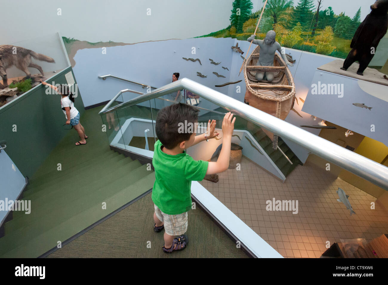 Bambini visitando un museo vivente di storia. Foto Stock