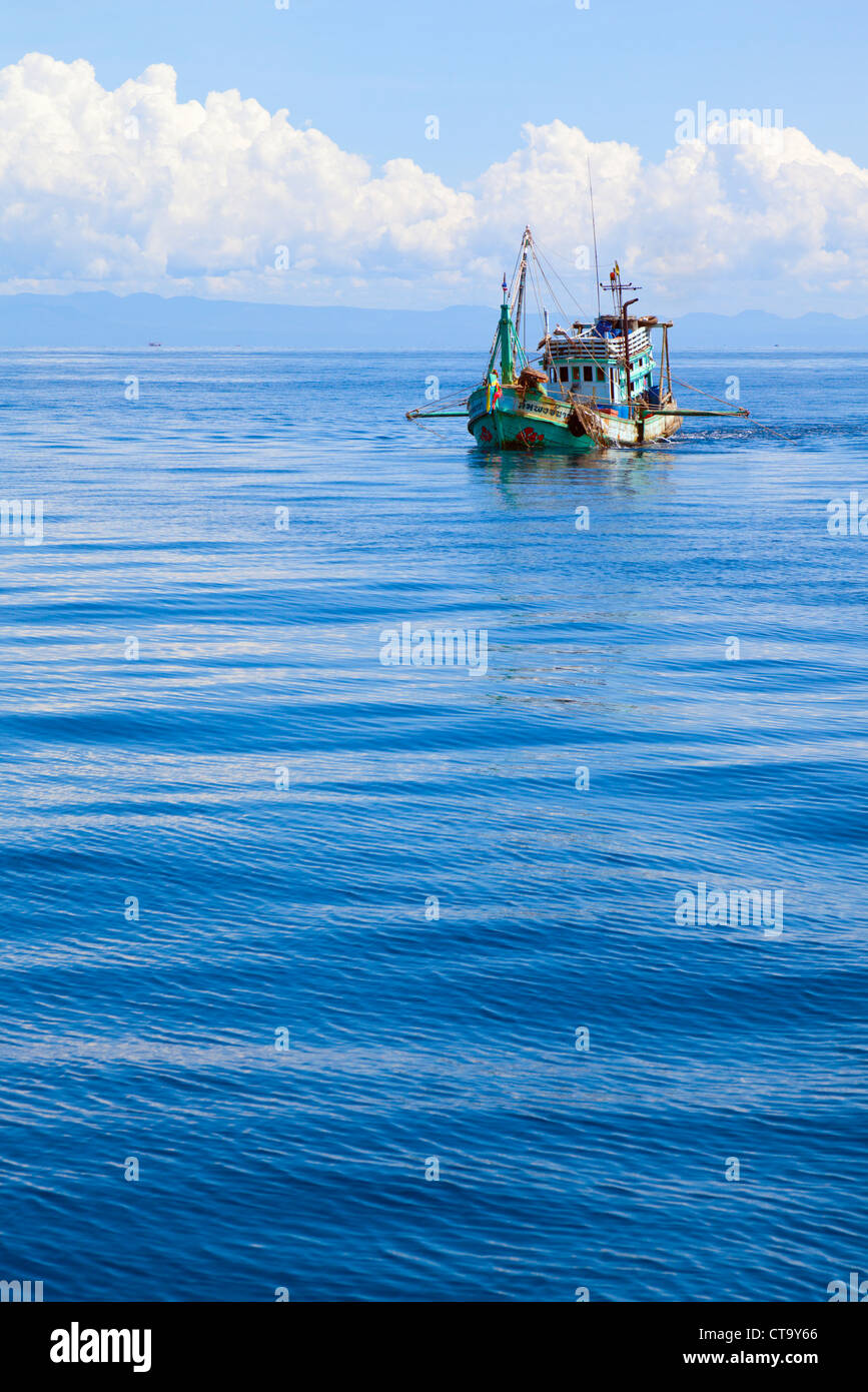 Piccola barca da pesca nel Golfo della Tailandia Foto Stock