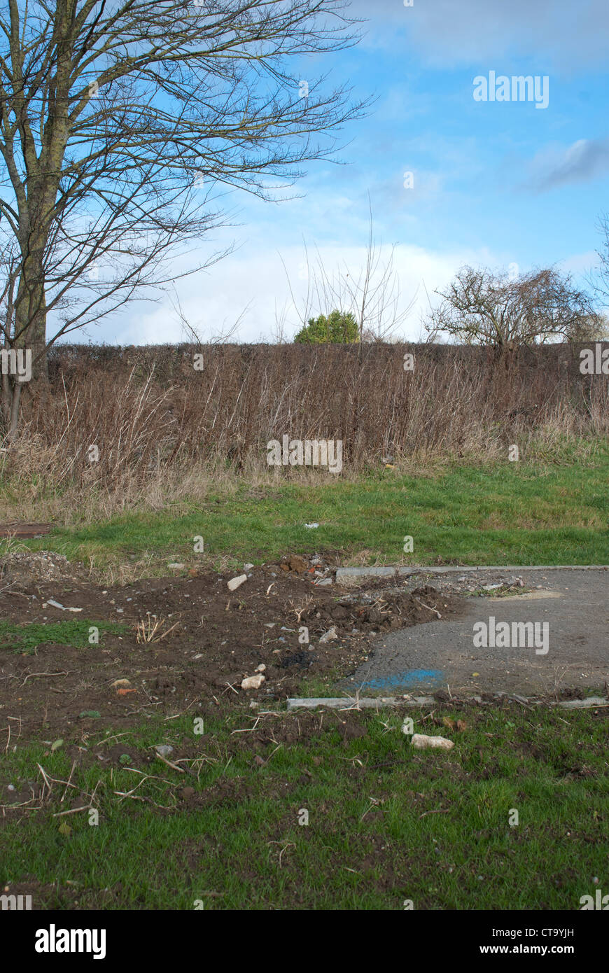 La fine di un sentiero al limite attuale dell'espansione urbana di North Swindon nell'area di Redhouse e Oakhurst. Foto Stock