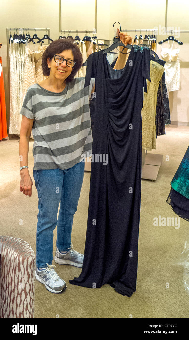 A Saks Fifth Avenue Specialty Store di New York, un felice madre acquista un abito da indossare a le nozze della figlia. Foto Stock