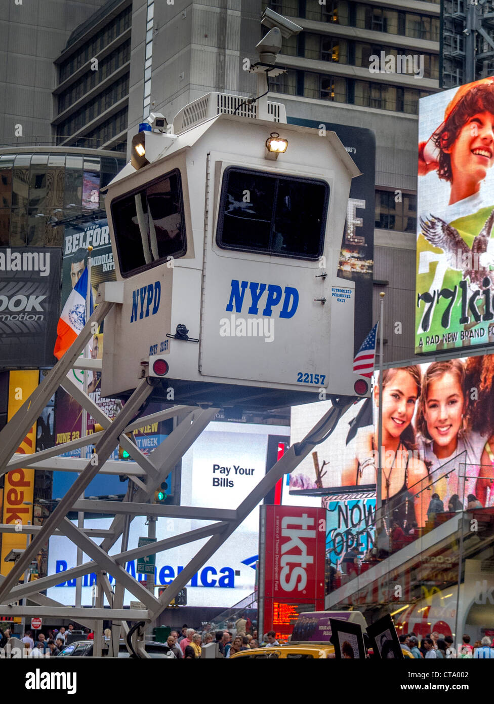 La polizia sorveglia le attività in Times Square a New York City, da un mobile torre di guardia. Il sito di un tentativo di attentato terroristico. Foto Stock