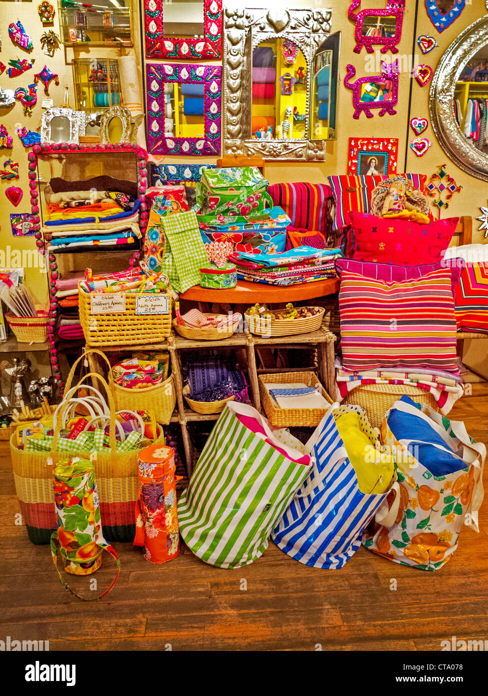 Colorata arte popolare messicana è sul display a un dono specialty store in midtown Manhattan, a New York City. Foto Stock