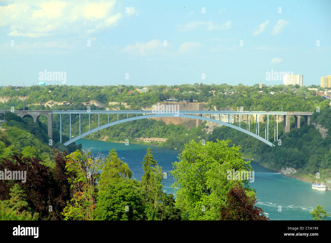 Una vista del Fiume Niagara e il Ponte di Arcobaleno a US-i confini del Canada Foto Stock