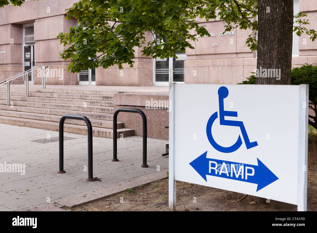 Rampa disabili segno nella parte anteriore dell'edificio Foto Stock