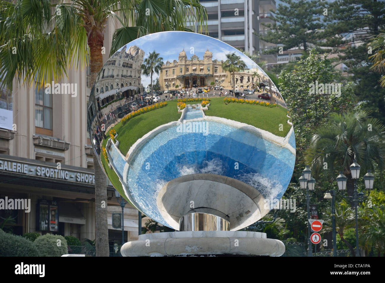 Il Casinò di Monte Carlo la riflessione in 'Sky mirror' scultura, Place du Casino, Monte Carlo, il Principato di Monaco Foto Stock