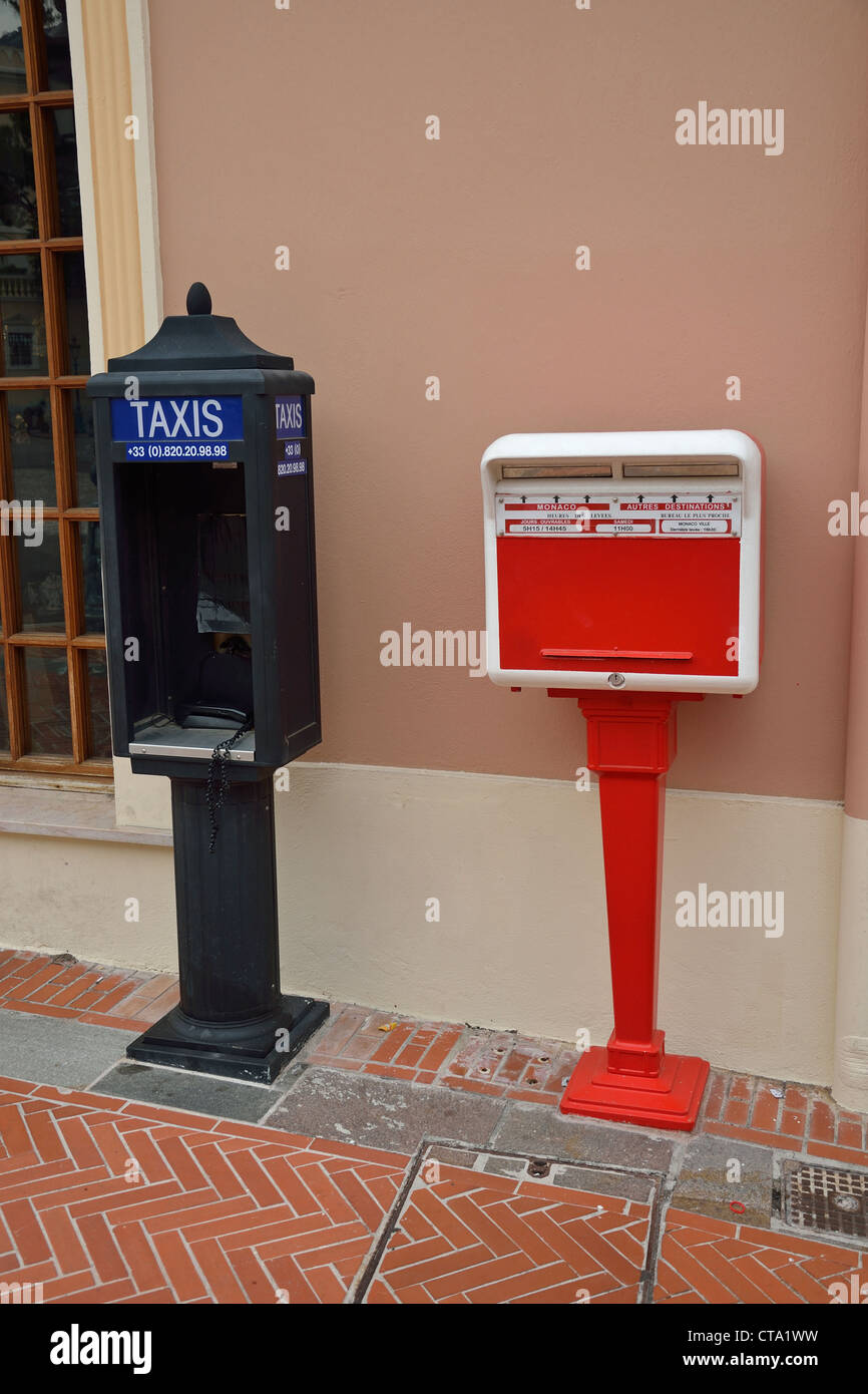 Vintage taxi phone booth e casella postale, Place du Palais, Monaco-Ville, il Principato di Monaco Foto Stock