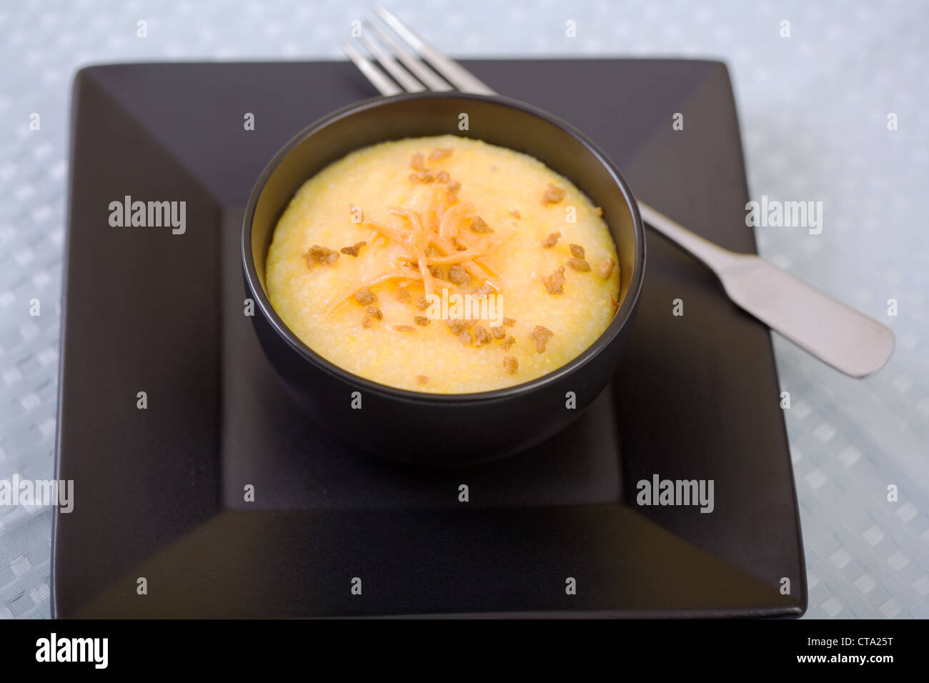 Vegan Grits con formaggio di soia e una trama di proteine vegetali Foto Stock