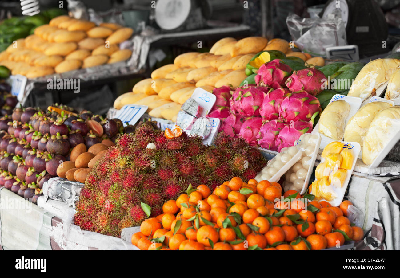 Frutta fresca sugli scaffali del mercato thailandese Foto Stock