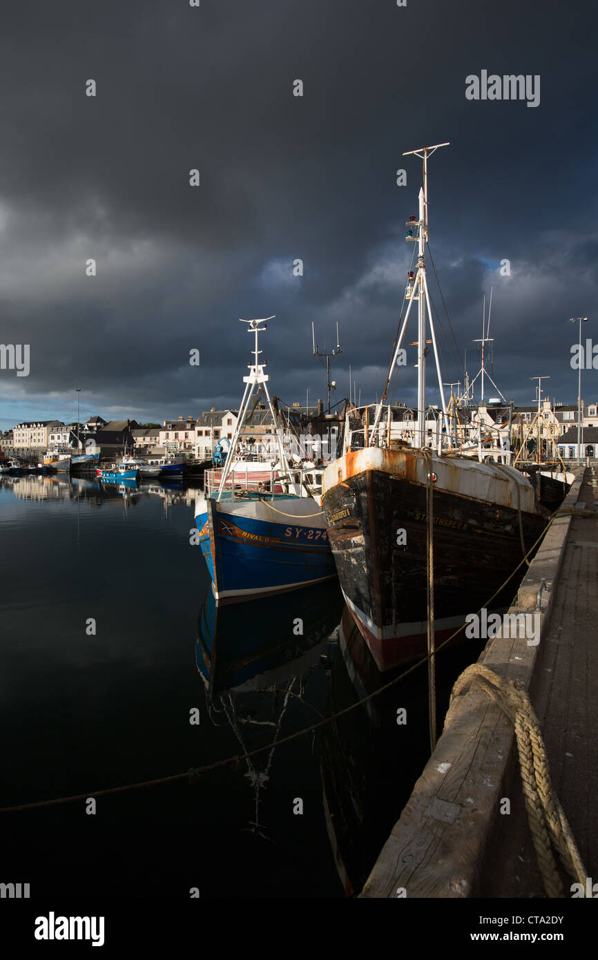 Città di Stornoway, Lewis. Pittoresca vista serale della flotta di pesca a fianco di Stornoway Porto. Foto Stock