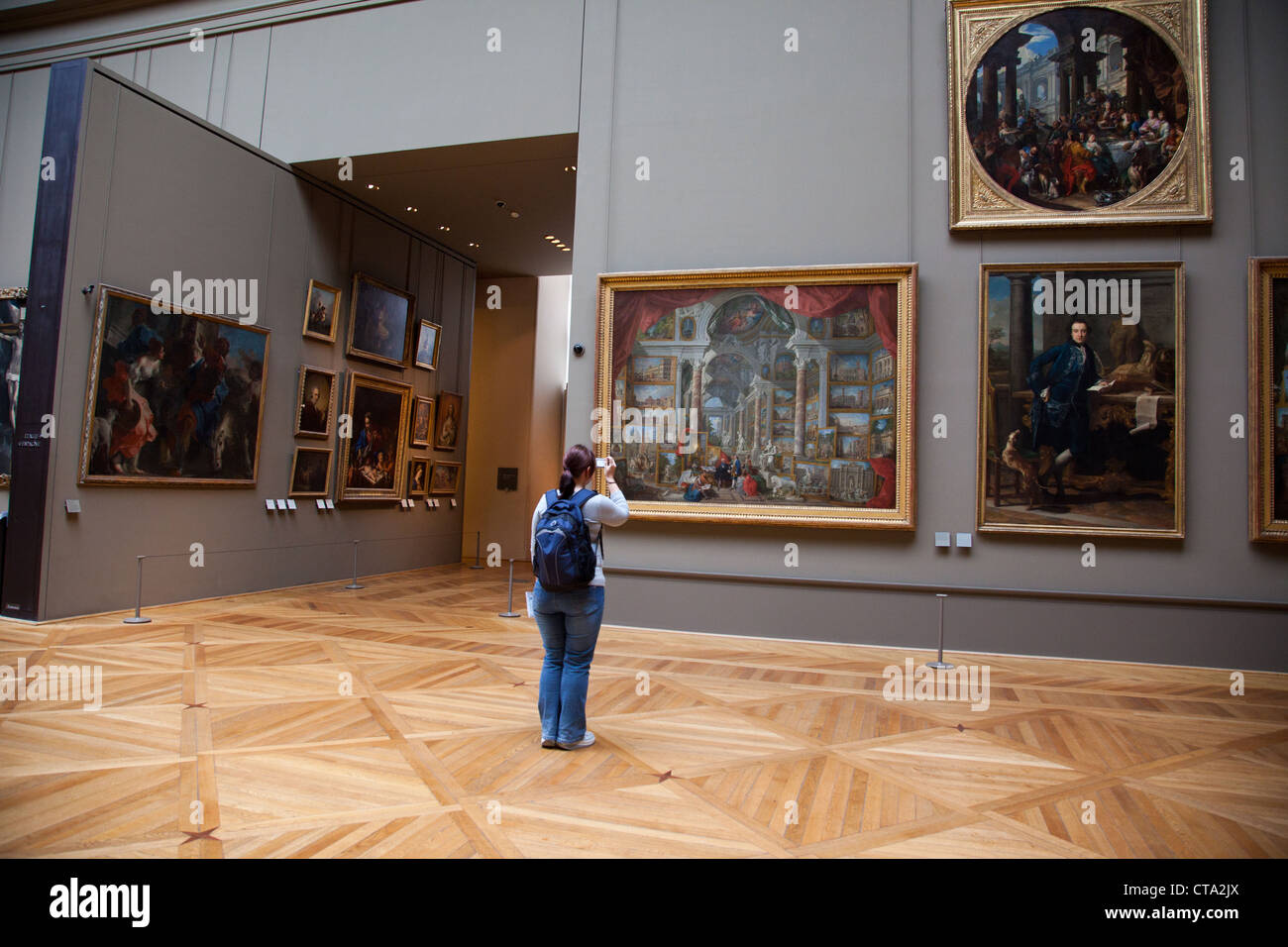 Visualizzazione di dipinti nel museo del Louvre a Parigi Foto Stock