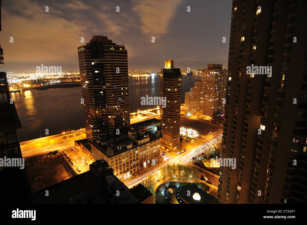 New York, in zona Midtown East di notte. Visualizzare fino ad edifici di appartamenti e l'East River. Foto Stock