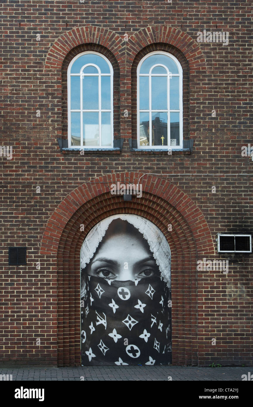 Foto etniche hording in un arco Bogayo ristorante, Old Street, East End di Londra Foto Stock