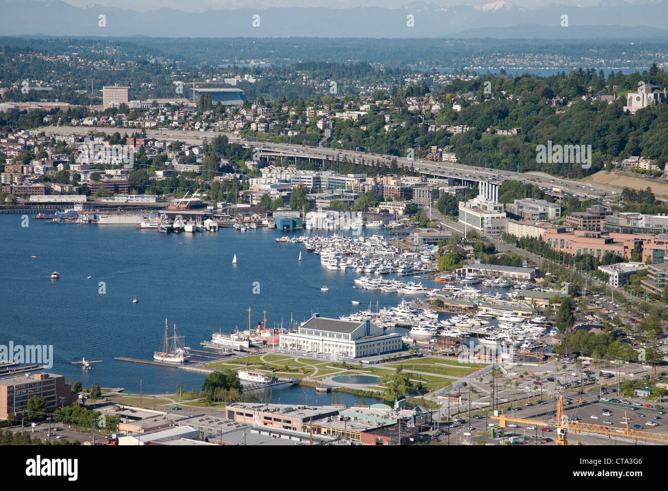 Una veduta aerea Seattle Waterfront sul Puget Sound dallo Space Needle Foto Stock