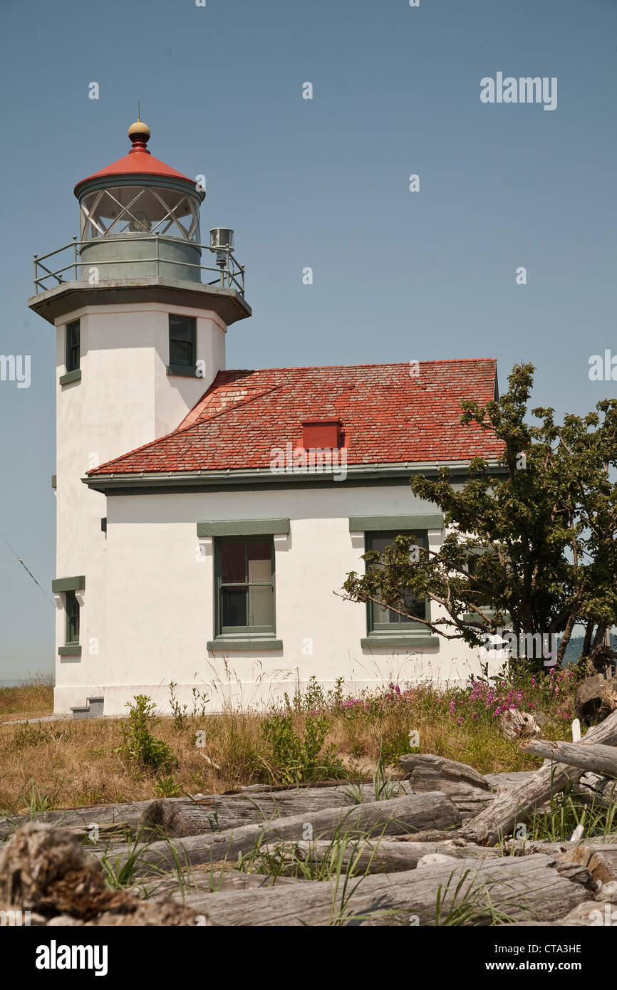 Alki Point lighthouse4 Puget Sound con il legname in primo piano Foto Stock