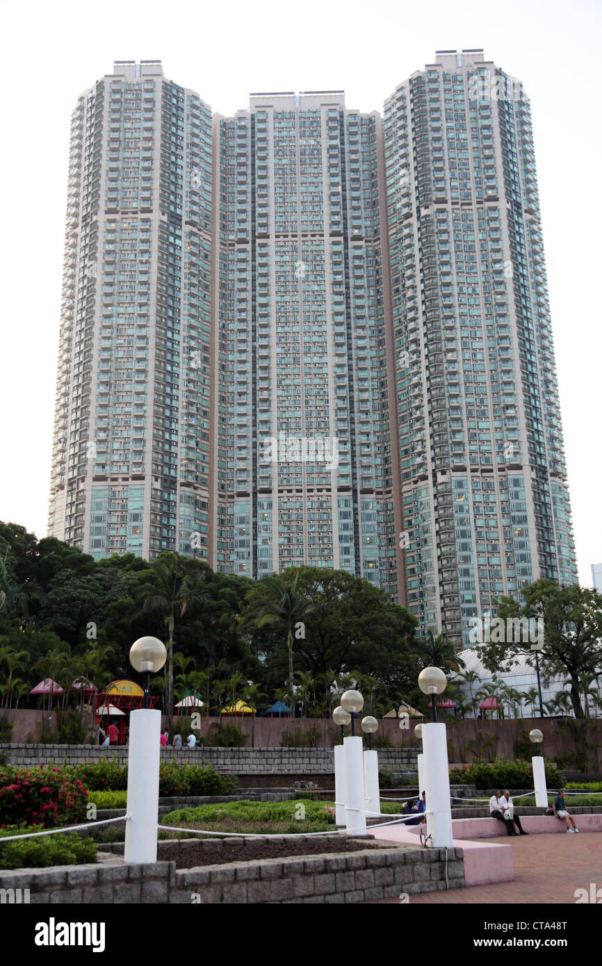 Si tratta di una foto di un gruppo di torri in Hong Kong con alcuni alberi intorno. Siamo in grado di vedere un parco.I livelli pianeggianti Town torri Green Foto Stock