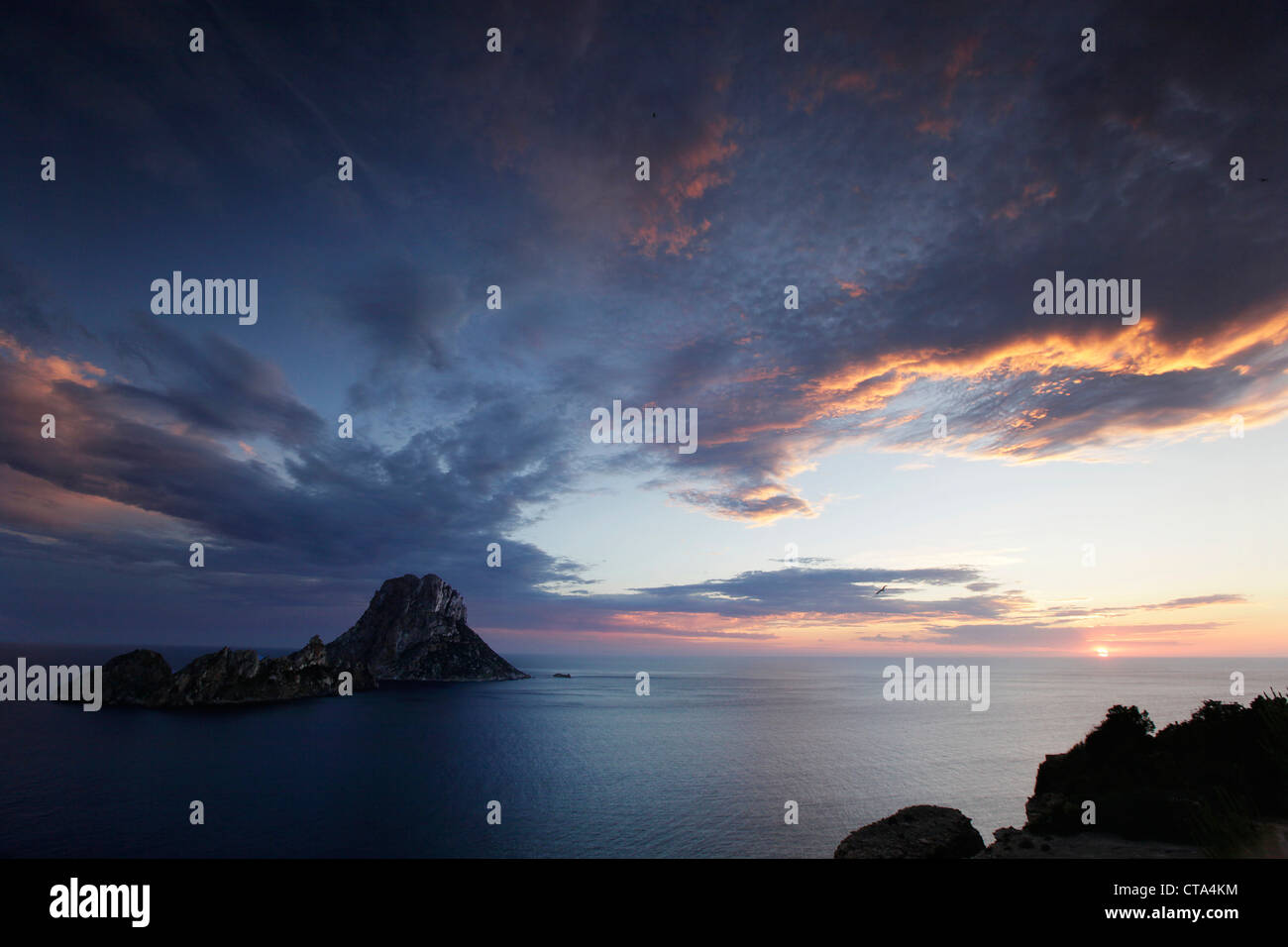 Vista da Ibiza a Es Vedra e Es Vedranell, isole Baleari, Spagna Foto Stock