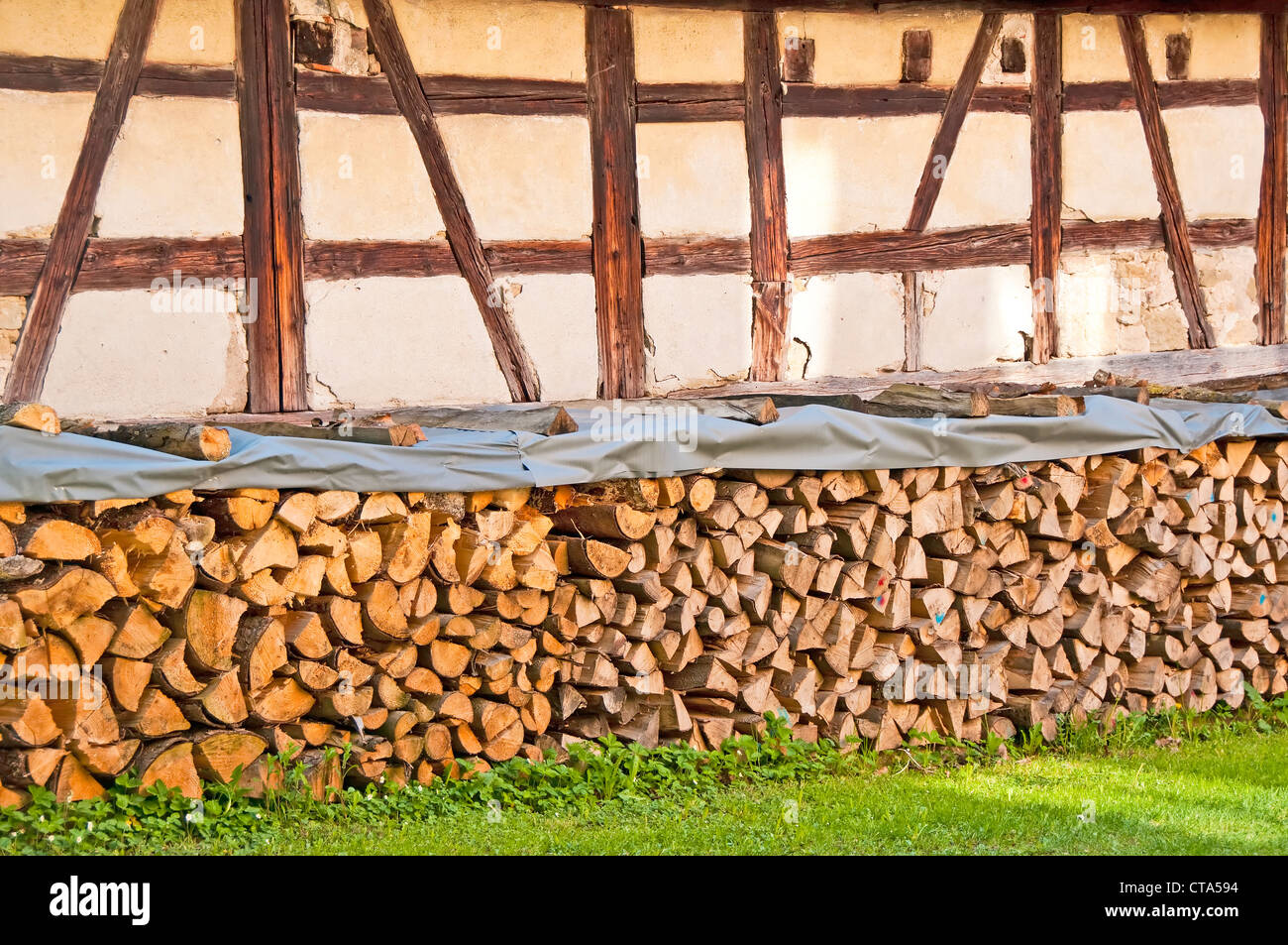 La legna di fronte ad una cornice medievale house Foto Stock