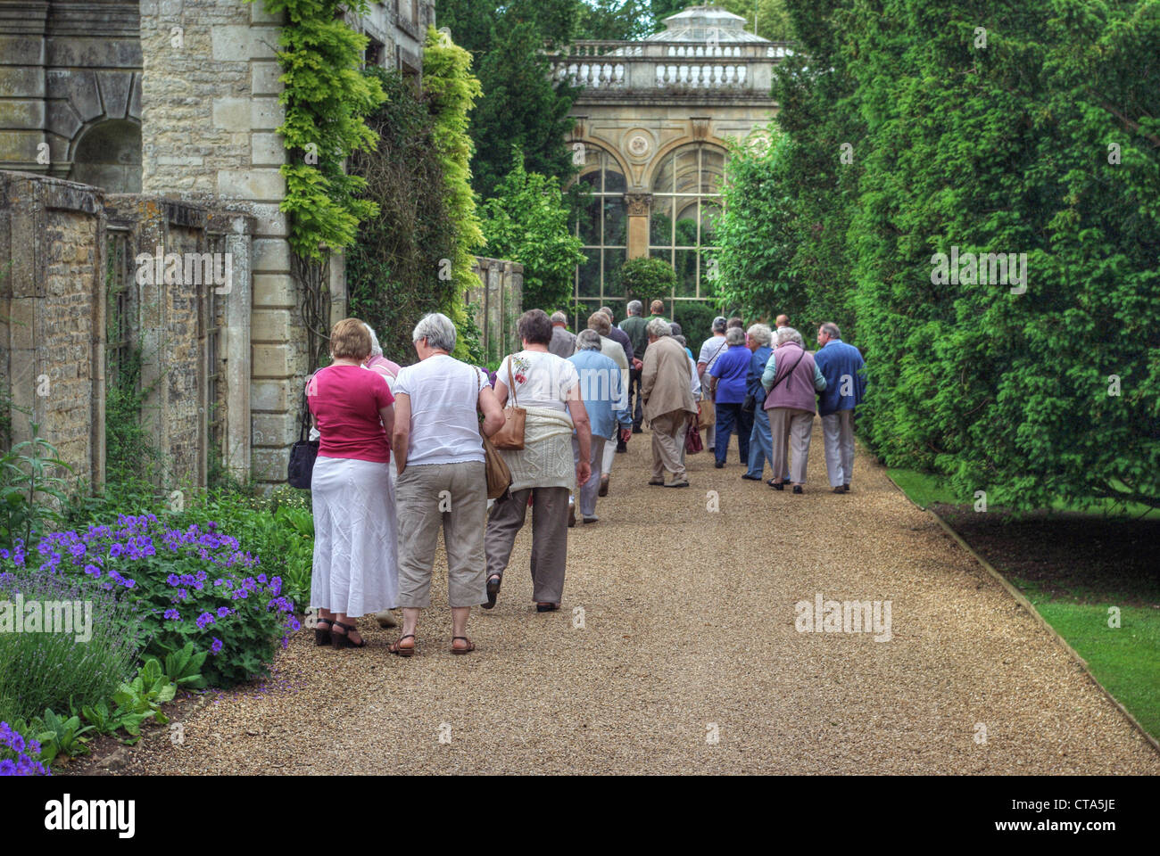 Gruppo di anziani, uomini e donne, in visita a Castle Ashby GardensNorthamptonshire, Regno Unito Foto Stock