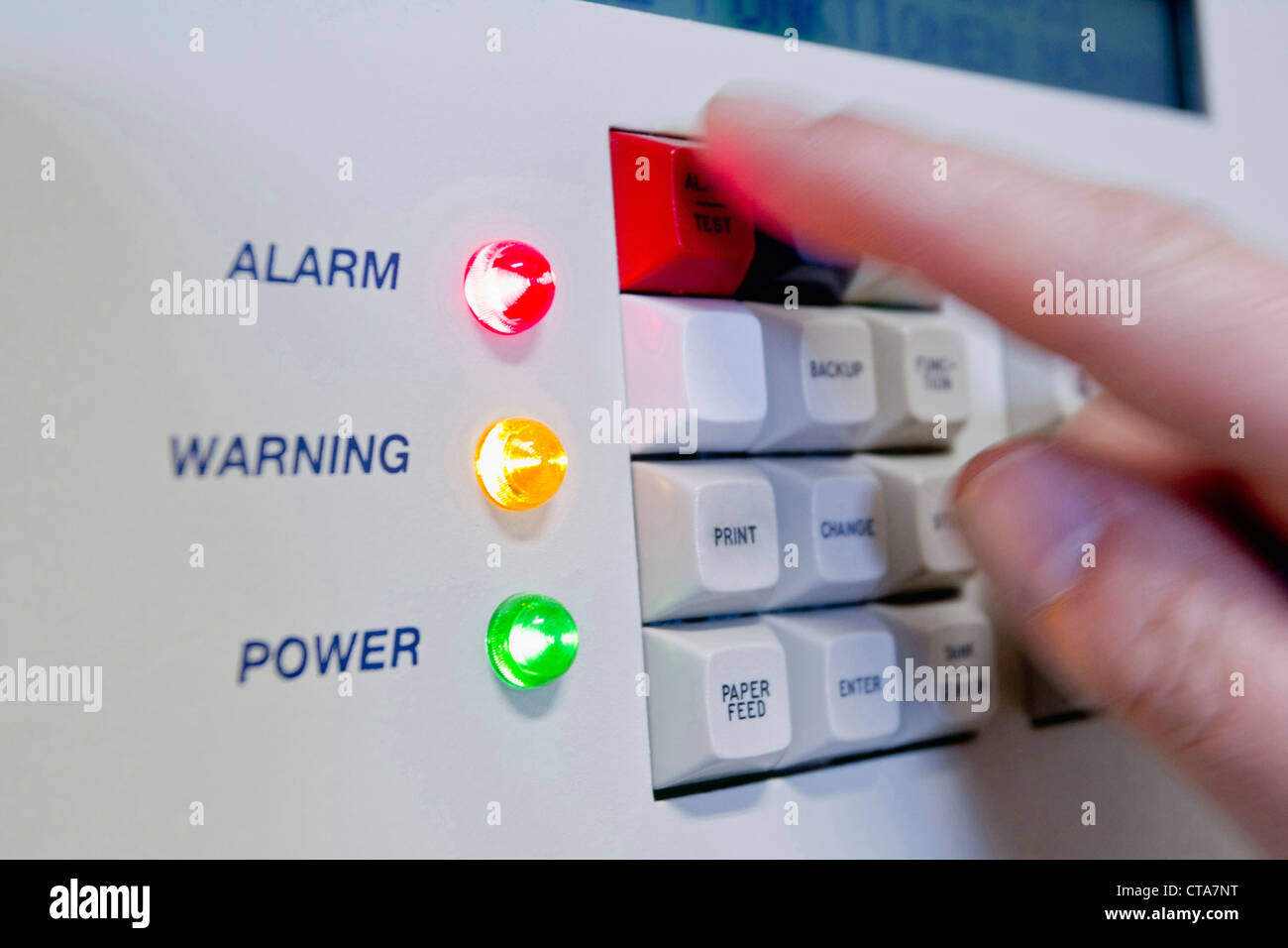 Mano spingendo il pulsante sul sistema di allarme, Germania Foto Stock