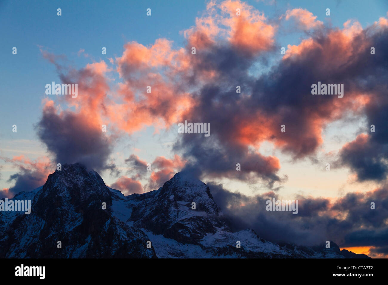 Nuvole al tramonto su Hochblassen und Alpspitze montagne, vista da Schachen montagna, montagne del Wetterstein, Alpi Bavar superiore Foto Stock