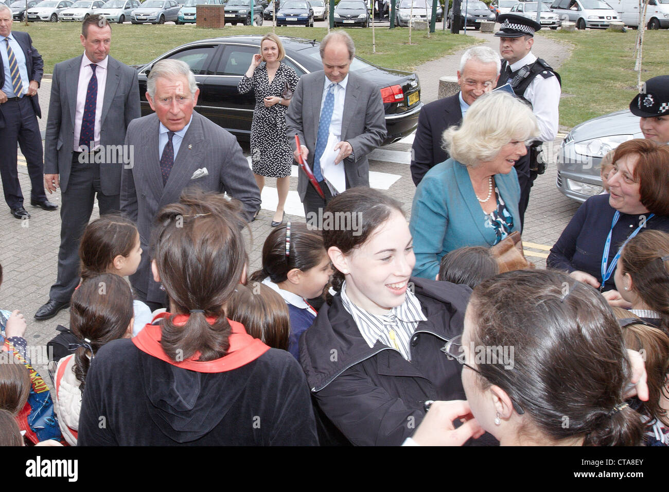 Il principe Carlo e Camilla, duchessa di Cornovaglia, visitare Tottenham residenti che la casa era stata distrutta durante le sommosse 2011 Foto Stock